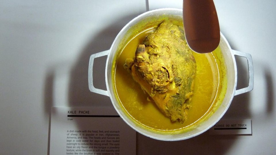 Μικροσκοπικά υπολείμματα εντόμων, παράγωγα ξύλου, ορυκτά που εξορύσσονται από το έδαφος και μικροβιακές ουσίες που παράγονται σε εργαστήρια: η σύγχρονη βιομηχανία τροφίμων έχει μεταμορφώσει ριζικά το τι καταναλώνουμε καθημερινά, συχνά με τρόπους που παραμένουν αόρατοι στον καταναλωτή / UNSPLASH