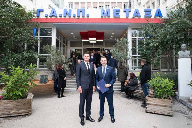 O ιδρυτής και πρόεδρος της Allwyn, Karel Komarek, με τον διοικητή του Αντικαρκινικού Νοσοκομείου «Μεταξά», Σαράντο Ευσταθόπουλο 