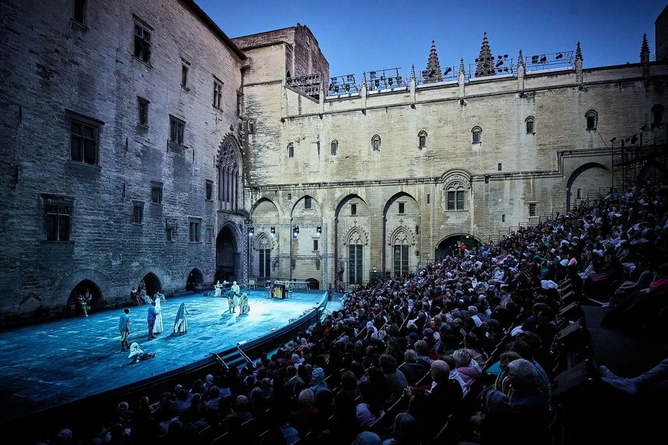 Παράσταση της Comédie-Française Cour d'Honneur του Palais des Papes στην Αβινιόν © Christophe Raynaud de Lage / Avignon Festival