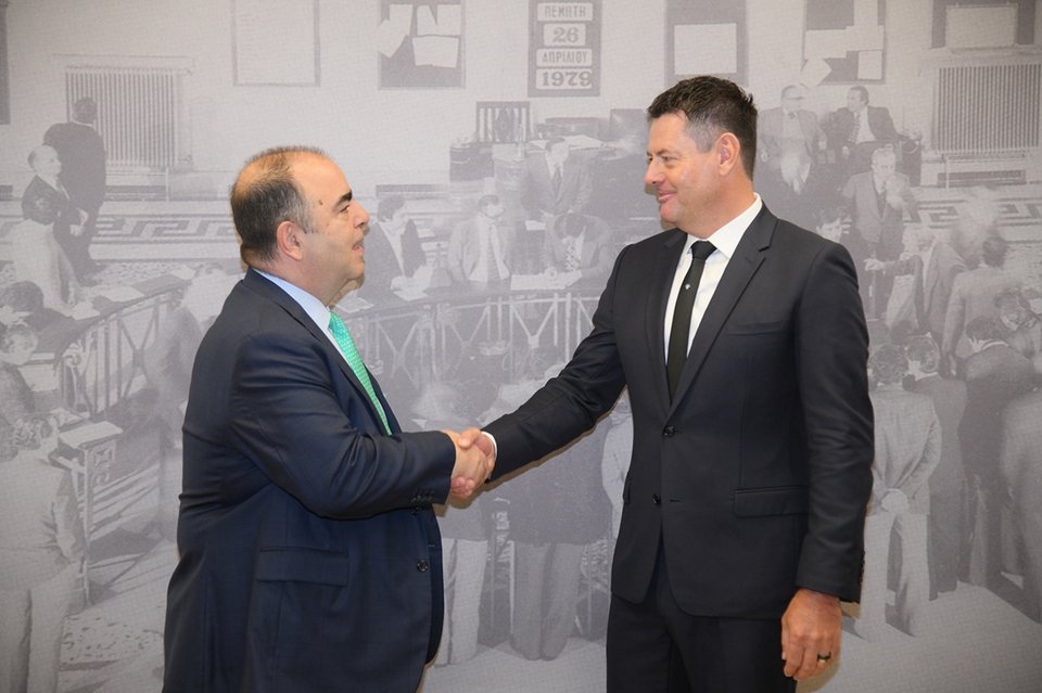 Ο Γιάννoς Κοντόπουλος, Διευθύνων Σύμβουλος του Ομίλου Χρηματιστηρίου Αθηνών, με τον Karel Komarek, Ιδρυτή και Πρόεδρο της Allwyn 