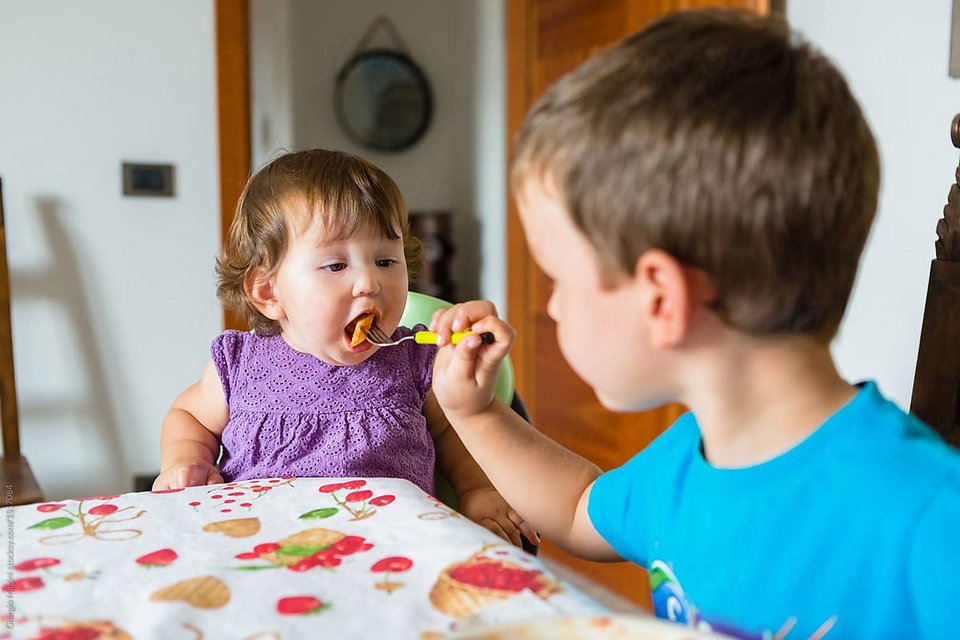 Η ενσυναίσθηση, εξ ορισμού, είναι η ικανότητα κατανόησης και ανταπόκρισης στα συναισθήματα των άλλων. Αυτή η δεξιότητα θεωρείται θεμελιώδης για τη ζωή στην κοινωνία και για την ανάπτυξη υγιών σχέσεων / ALAMY 