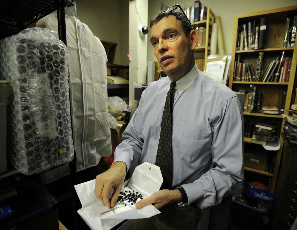 Η συλλογή του Reznikoff δεν περιορίζεται στην απόκτηση σπάνιων αντικειμένων, αλλά συνοδεύεται και από αυστηρή διαδικασία πιστοποίησης / INSTAGRAM