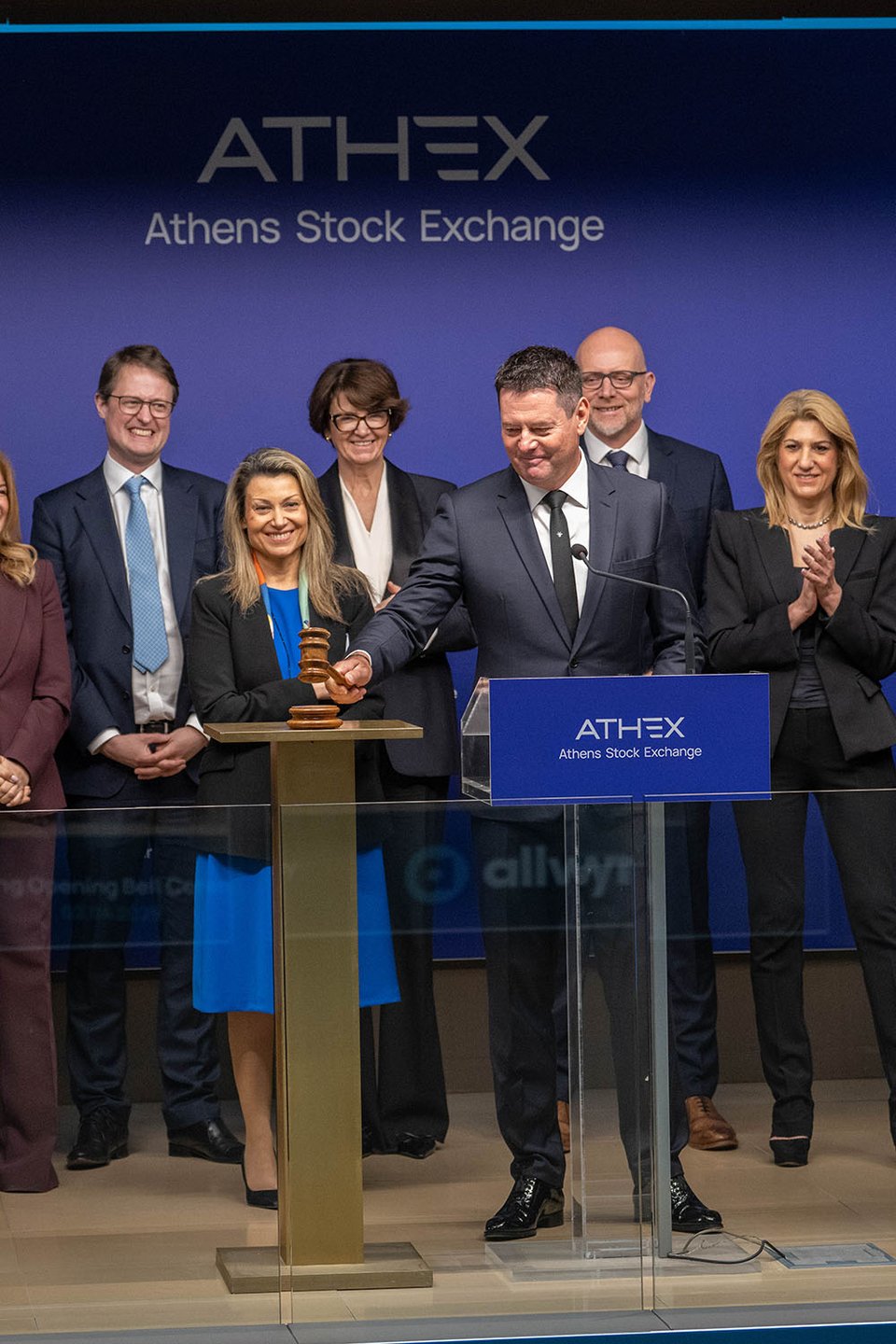  Ο Karel Komarek, Ιδρυτής και Πρόεδρος της Allwyn, κηρύσσει την έναρξη της συνεδρίασης του ΧΑ 