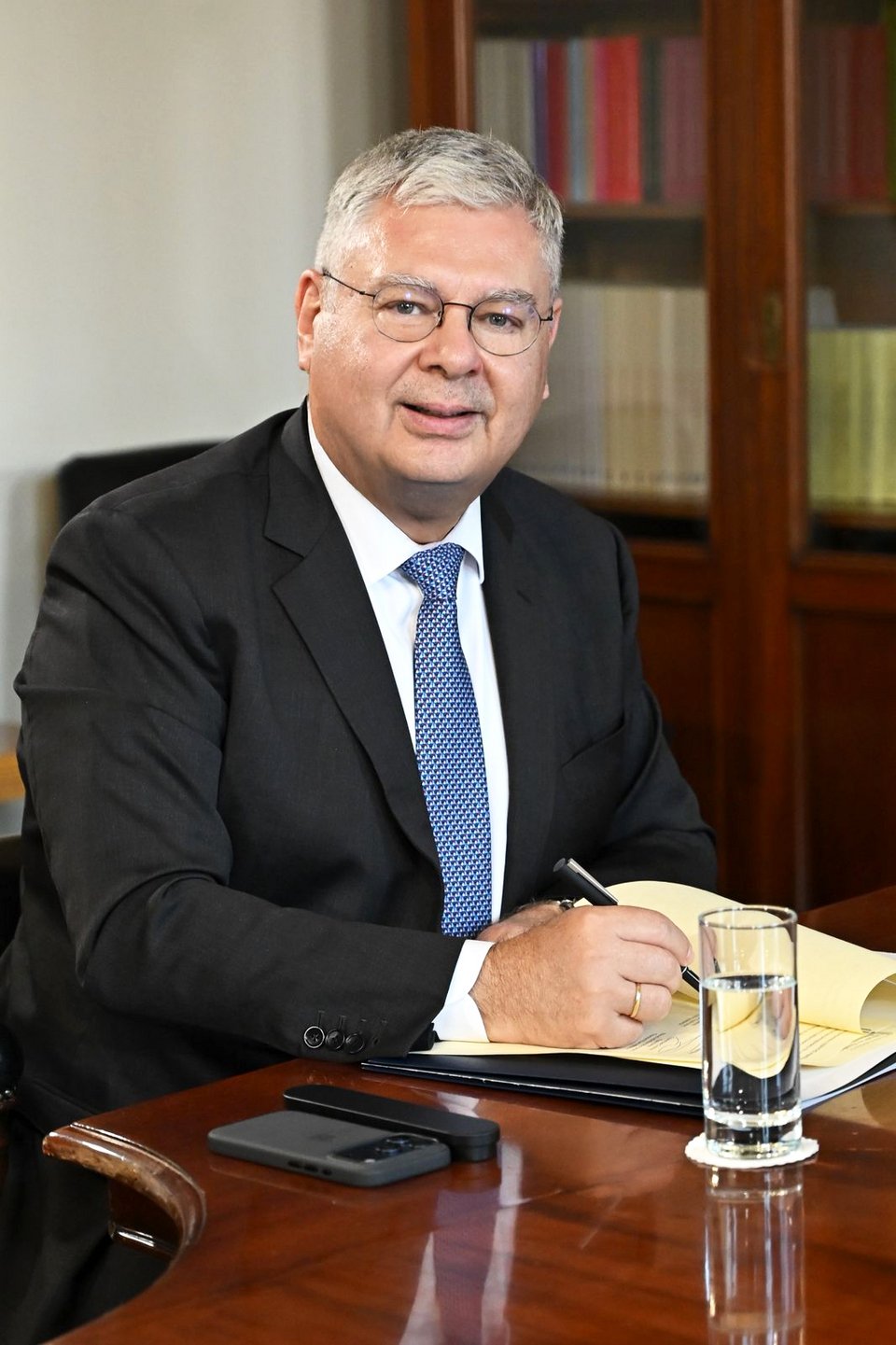 Η υπογραφή της συμφωνίας δωρεάς της HELLENiQ ENERGY προς το Εθνικό και Καποδιστριακό Πανεπιστήμιο Αθηνών, από τον Διευθύνοντα Σύμβουλο, Ανδρέα Σιάμισιη 