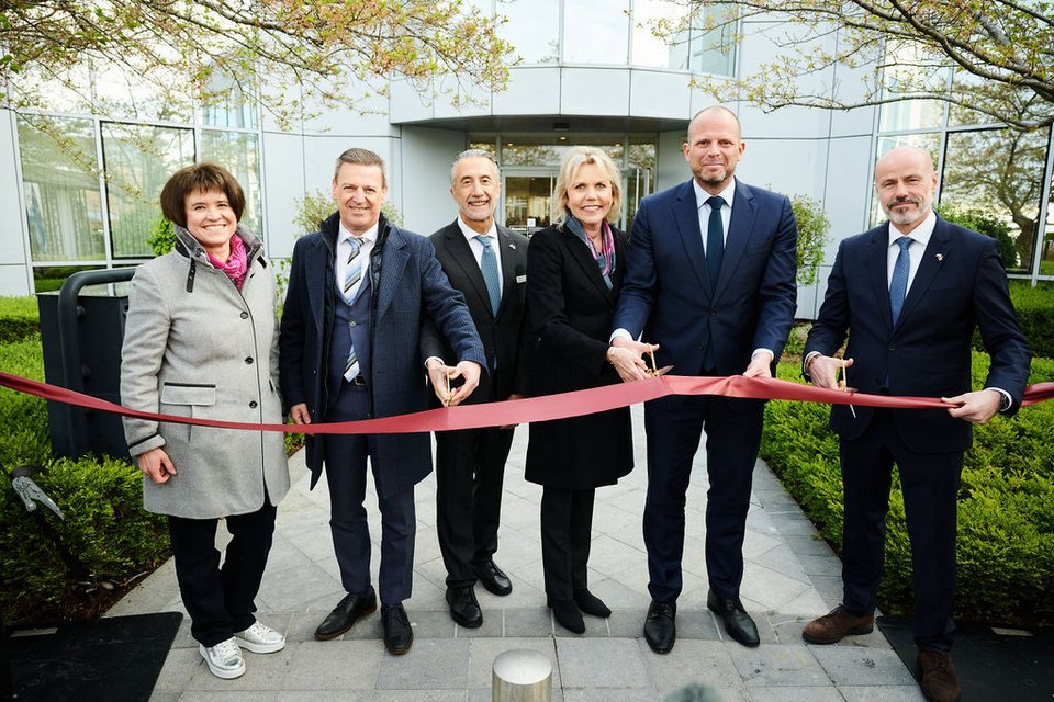 Από αριστερά: Daniela Horn, Policy Officer, Cross-Sectional Materials στο Γερμανικό Υπουργείο Άμυνας, &nbsp;Luc Ruyssinck, Program Manager στον OCCAR, &nbsp;Κρίστιαν Χατζημηνάς, Ιδρυτής και Διευθύνων Σύμβουλος της THEON, Marion Zekorn, Chief of Division στο Γερμανικό Υπουργείο Άμυνας, Theo Francken, Υπουργός Άμυνας του Βελγίου, Philippe Mennicken, Deputy CEO και Business Development Director της THEON 