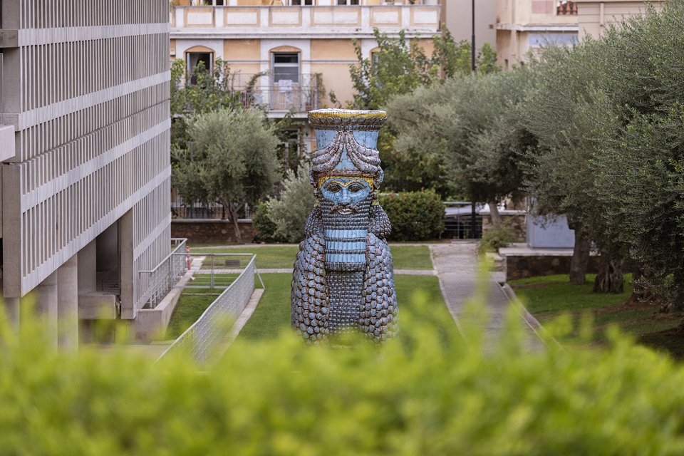 34. Lamassu of Nineveh (2018) Michael Rakowitz &amp; Ancient Cultures, 2025 NEON + Το Μουσείο της Ακρόπολης Φωτογραφία © Natalia Tsoukala 
