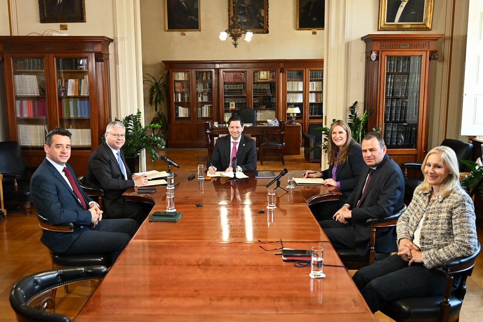 Ο Διευθυντής Εταιρικών Σχέσεων της HELLENiQ ENERGY, Σωτήρης Αναστασιάδης, ο CEO της HELLENiQ ENERGY, Ανδρέας Σιάμισιης, ο Πρύτανης του Εθνικού και Καποδιστριακού Πανεπιστημίου Αθηνών, Καθηγητής&nbsp;Γεράσιμος Σιάσος,&nbsp;η Πρόεδρος του Ιδρύματος Νεολαίας και Δια Βίου Μάθησης κα&nbsp;Άννα Ροκοφύλλου, ο Αντιπρύτανης Διοικητικών Υποθέσεων, Φοιτητικής Μέριμνας και Δια Βίου Μάθησης, Καθηγητής&nbsp;Χρήστος Καραγιάννης&nbsp;και, δεξιά στη φωτογραφία, το Μέλος του Συμβουλίου Διοίκησης του ΕΚΠΑ, Καθηγήτρια&nbsp;Αθανασία Σμυρνιώτου 