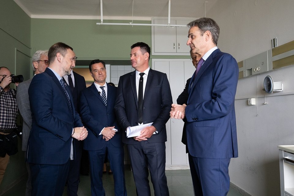 Ο πρωθυπουργός, Κυριάκος Μητσοτάκης, και ο ιδρυτής και πρόεδρος της Allwyn, Karel Komarek, περιηγούνται στους χώρους του Αντικαρκινικού Νοσοκομείου «ΜΕΤΑΞΑ» και ενημερώνονται για τις παρεμβάσεις που θα πραγματοποιηθούν 