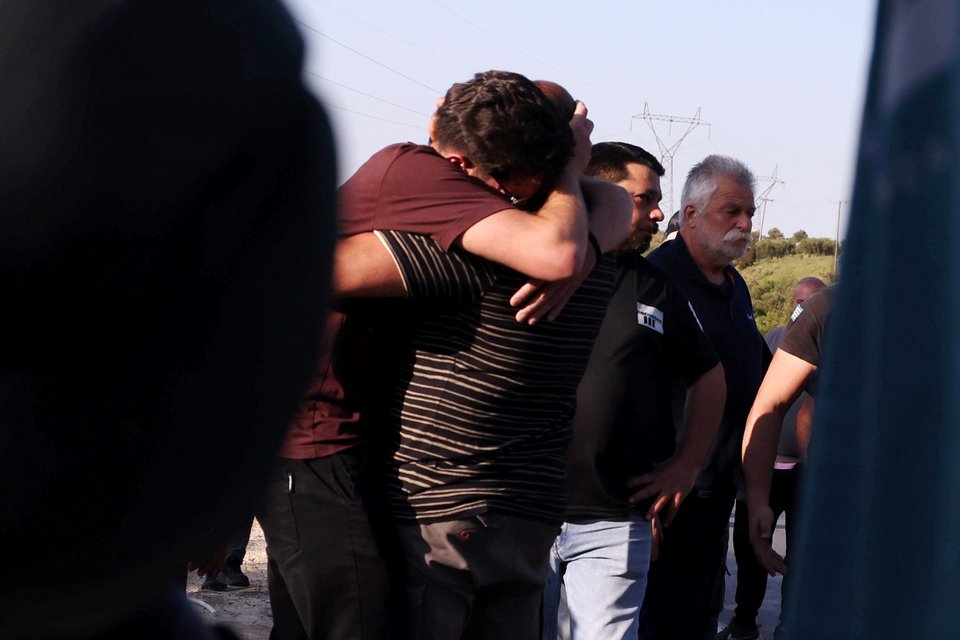 Συγγενείς και φίλοι της άτυχης γυναίκας στο σημείο 