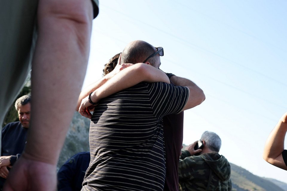 Συγγενείς και φίλοι της άτυχης γυναίκας στο σημείο