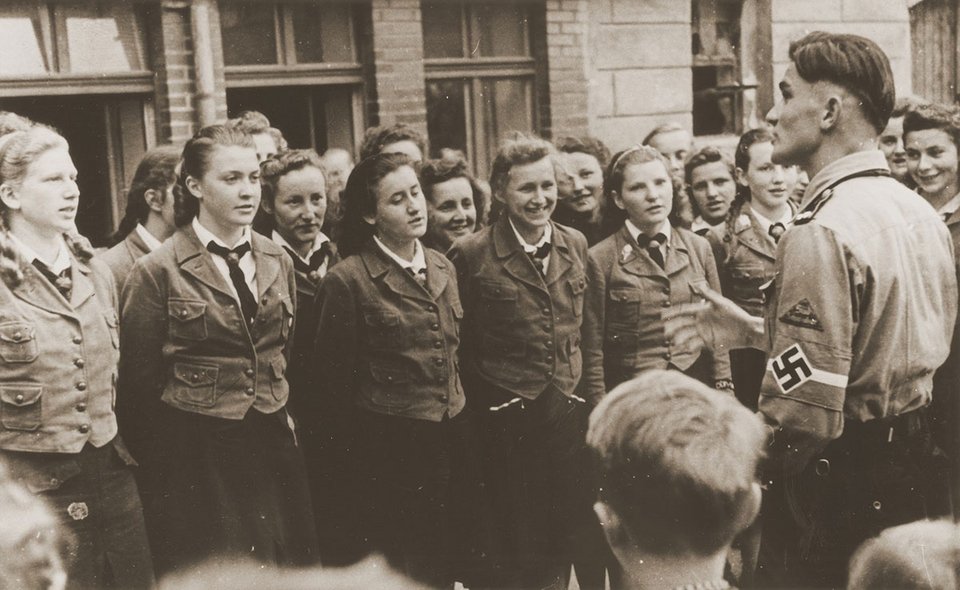 Μια νέα ψηφιακή βάση δεδομένων στη Γερμανία επαναφέρει ένα από τα πιο δύσκολα ερωτήματα της σύγχρονης ευρωπαϊκής ιστορίας: ποια ήταν η πραγματική εμπλοκή των «απλών» οικογενειών στο ναζιστικό καθεστώς / WIKIPEDIA