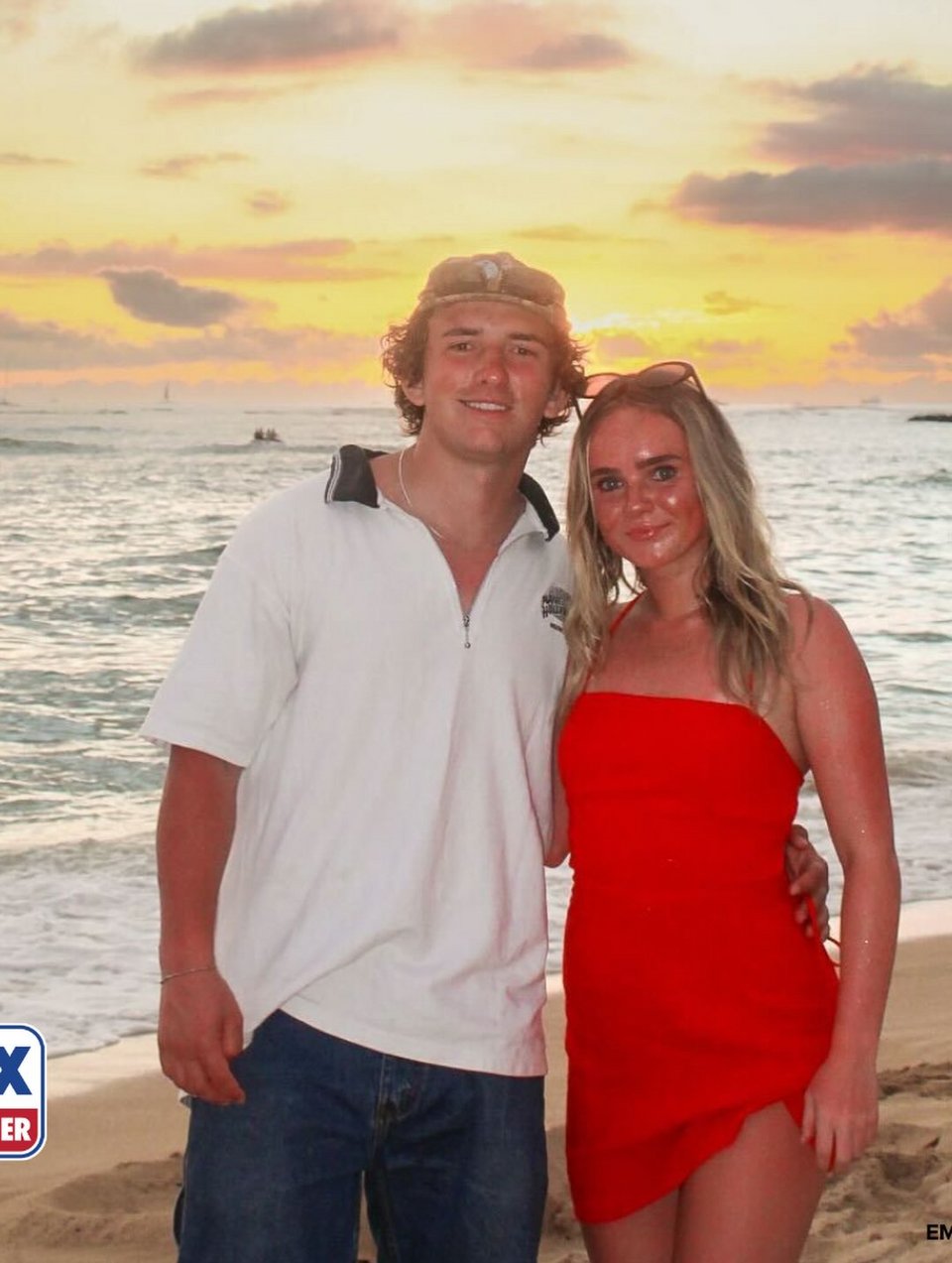 Ένα αυτοσχέδιο μήνυμα «SOS» γραμμένο στην άμμο αποδείχθηκε καθοριστικό για τη διάσωση δύο επισκεπτών στη Χαβάη, της Emma Stasko και του Logan Bonn / FACEBOOK