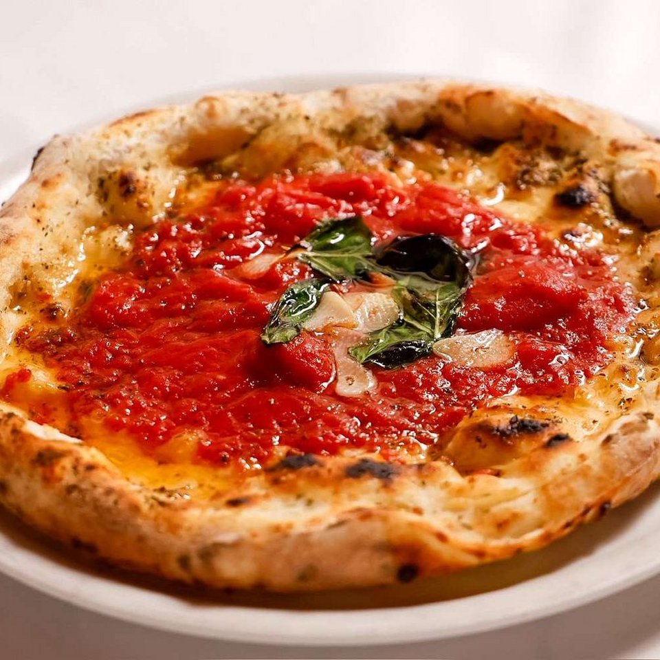 Στον παγκόσμιο χάρτη της γαστρονομίας, η πίτσα αποτελεί διαχρονικά ένα από τα πιο αναγνωρίσιμα και ευέλικτα φαγητά, με δεκάδες τοπικές εκδοχές να ανταγωνίζονται για προσοχή / ΙΝSTAGRAM