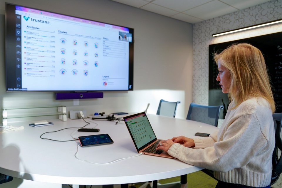 Η Δρ. Φρίντα Πόλι, συνιδρύτρια και διευθύνουσα σύμβουλος της Pymetrics, επιδεικνύει την τεχνολογία τεχνητής νοημοσύνης που χρησιμοποιείται για την αξιολόγηση των επαγγελματικών δεξιοτήτων κατά τη διάρκεια συνέντευξης /Φωτογραφία:AP