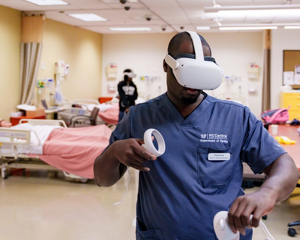 Το vrClinicals for Nursing προσθέτει Τεχνητή Νοημοσύνη μέσω συνομιλίας, επιτρέποντας στους φοιτητές να έχουν εις βάθος αλληλεπιδράσεις με εικονικούς ασθενείς /Φωτογραφία: AP