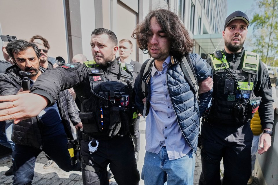 Ο διαδηλωτής που πέταξε μπογιά στον Ρεζά Παχλαβί, στο Βερολίνο – (AP Photo/Markus Schreiber)