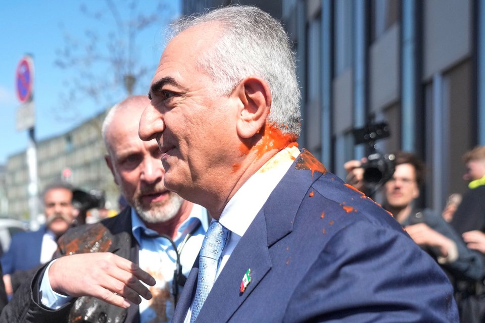 Πέταξαν μπογιές στον Ρεζά Παχλαβί, στο Βερολίνο – (AP Photo/Markus Schreiber)