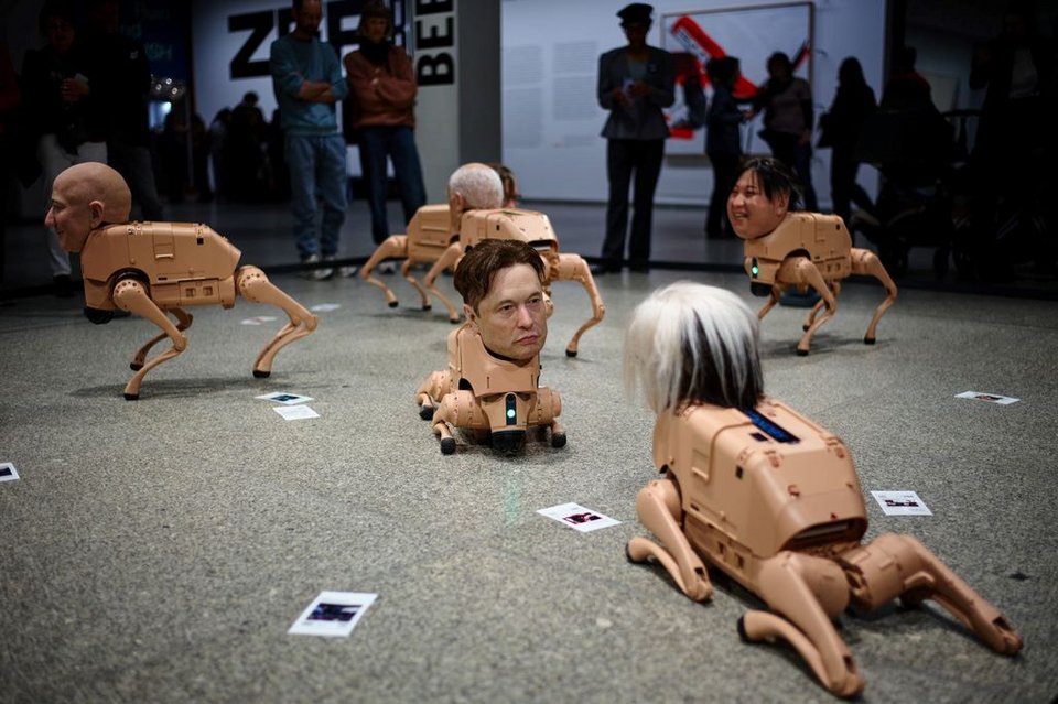 Έκθεση του καλλιτέχνη Beeple στη Neue Nationalgalerie του Βερολίνου (AP Photo / Markus Schreiber) 