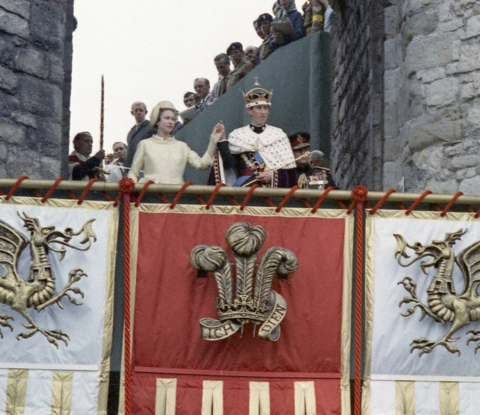 Ο πρίγκιπας Κάρολος, πρίγκιπας της Ουαλίας, παρουσιάζεται από τη βασίλισσα Ελισάβετ Β' στην Πύλη της Βασίλισσας Ελεονώρας, στο κάστρο Caernarfon, την 1η Ιουλίου 1969 / Φωτογραφία AP