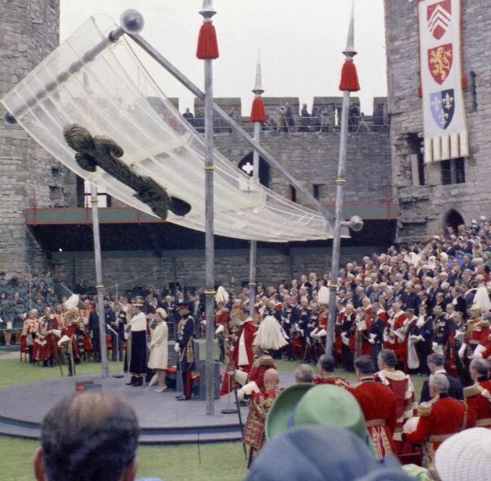 Η τελετή στέψης του Καρόλου ως πρίγκιπα της Ουαλίας, 1η Ιουλίου 1969, στο κάστρο Caernarfon στην Ουαλία, η πρώτη έγχρωμη τηλεοπτική μετάδοση του παλατιού / Φωτογραφία AP, Αρχείο
