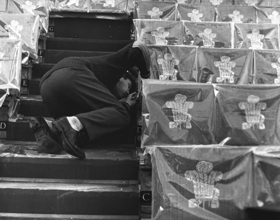 Αξιωματικός ασφαλείας ελέγχει τα καθίσματα στο κάστρο Caernarfon για εκρηκτικά, την παραμονή της ορκωμοσίας του πρίγκιπα της Ουαλίας, 30 Ιουνίου 1969 / Φωτογραφία AP