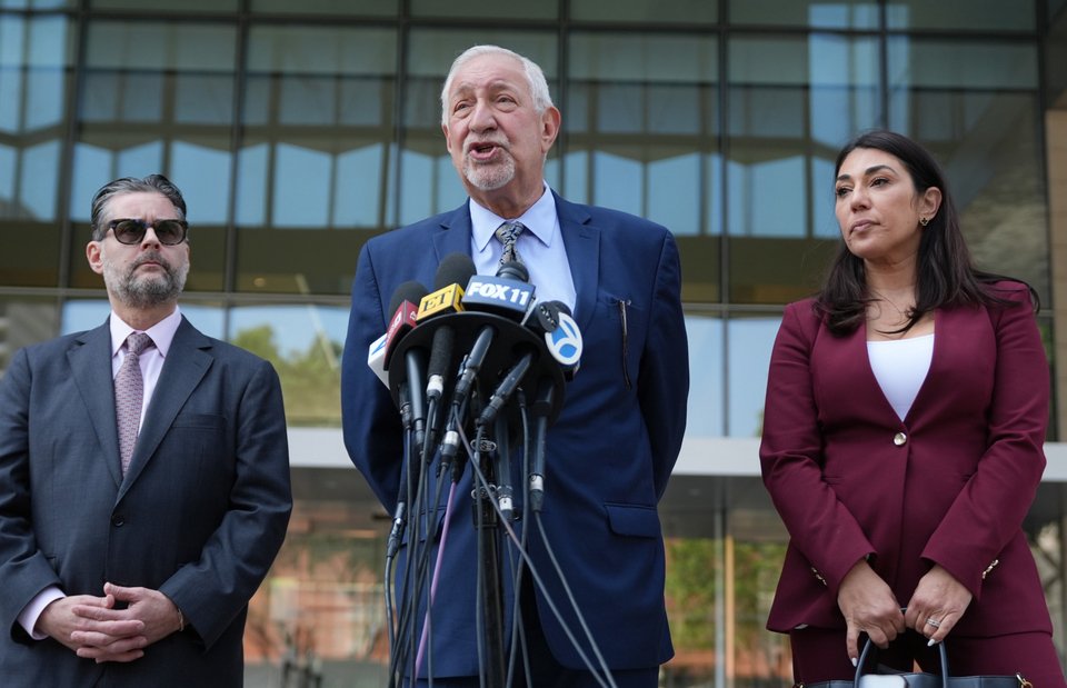 Ο «δικηγόρος των διασήμων» Μαρκ Γκεράγκος και η ομάδα του παραχωρούν συνέντευξη Τύπου μετά την καταδίκη της Σάνγκα / AP Photo/Damian Dovarganes 