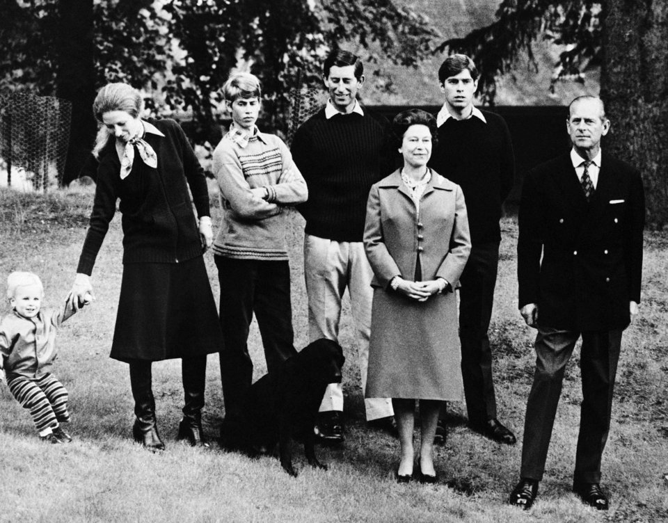 Η πριγκίπισσα Άννα με τον γιο της, «κύριο Πίτερ Φίλιπς» μωρό(αριστερά), στην οικογενειακή φωτογραφία για τα 32 χρόνια γάμου της Βασίλισσας Ελισάβετ Β' με τον Δούκα του Εδιμβούργου,  20 Νοεμβρίου 1979, Κάστρο Μπαλμόραλ  (Φωτογραφία AP)