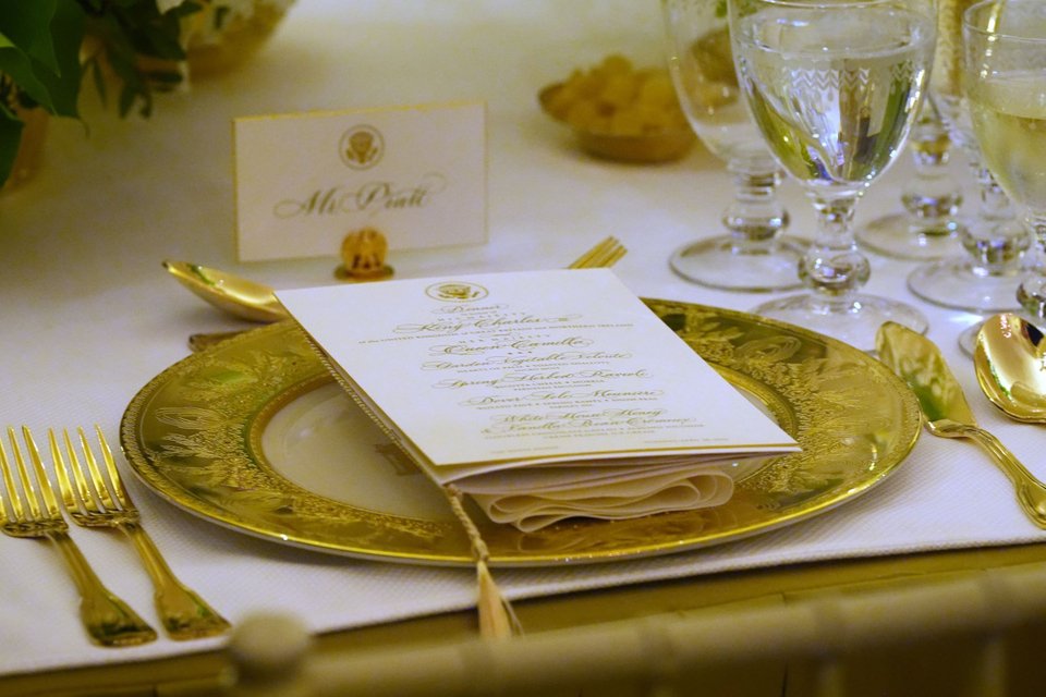  Ο κατάλογος του μενού στο επίσημο δείπνο προς τιμήν του Βασιλιά Κάρολου στον Λευκό Οίκο, (AP Photo/Alex Brandon) 