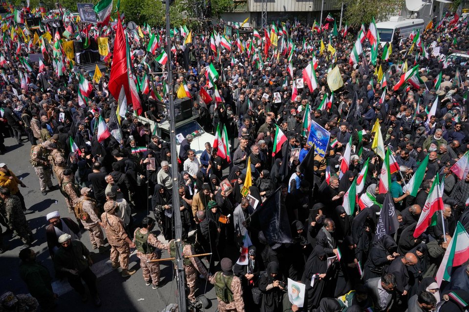 Υποστηρικτές της κυβέρνησης συγκεντρώνονται για να τιμήσουν την 40ή ημέρα από τον θάνατο του ανώτατου ηγέτη Αγιατολάχ Αλί Χαμενεΐ στην Τεχεράνη, την Πέμπτη 9 Απριλίου 2026 (AP Photo/Vahid Salemi)