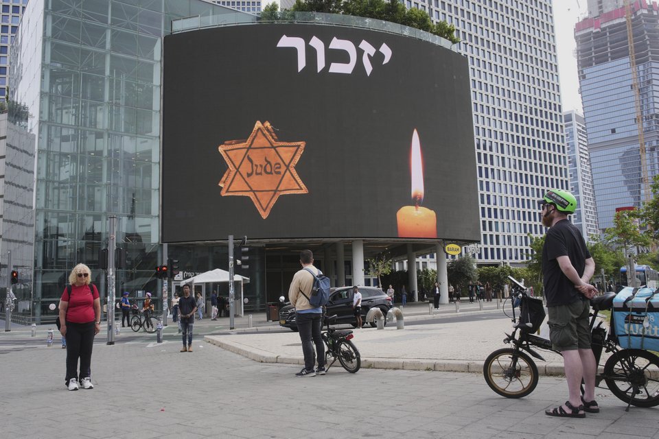 Άνθρωποι στέκονται όρθιοι κατά τη διάρκεια της δίλεπτης σειρήνας που σηματοδοτεί την ετήσια Ημέρα Μνήμης του Ολοκαυτώματος στο Ισραήλ, Τελ Αβίβ - Φωτ. αρχείου AP /Ohad Zwigenberg