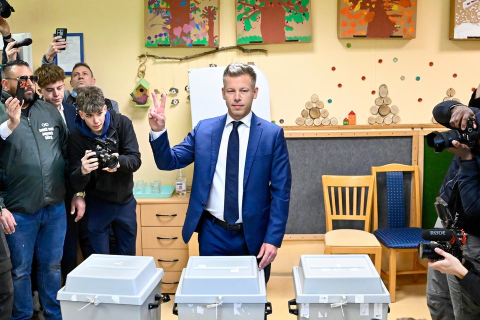 Ο Πέτερ Μαγιάρ, ηγέτης του κόμματος της αντιπολίτευσης Τίσα, ψηφίζει σε εκλογικό τμήμα στη Βουδαπέστη της Ουγγαρίας, την Κυριακή 12 Απριλίου 2026. (AP Photo/Denes Erdos)