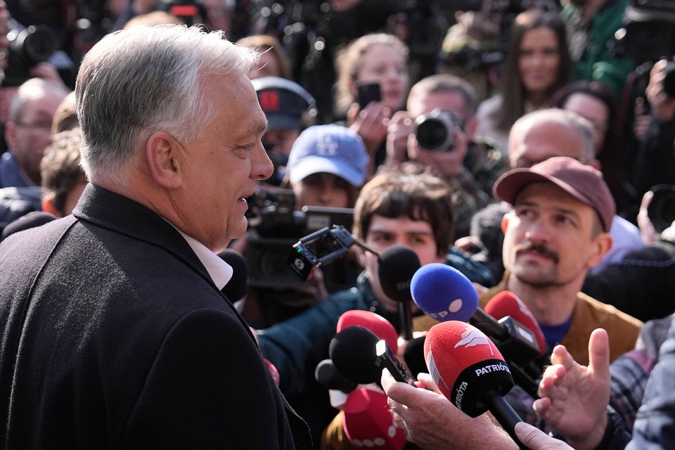 Ο Βίκτορ Όρμπαν απευθύνεται στα μέσα ενημέρωσης έξω από ένα εκλογικό τμήμα μετά την ψήφο του στη Βουδαπέστη, Ουγγαρία, Κυριακή 12 Απριλίου 2026. (AP Photo/Petr David Josek)