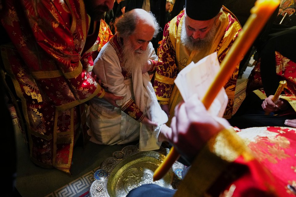 Ο Πατριάρχης Ιεροσολύμων Θεόφιλος πλένει τα πόδια 12 ιερέων στην Τελετή του Νιπτήρος, στον Πανάγιο Τάφο, Πέμπτη 9 Απριλίου 2026 (AP Photo/Mahmoud Illean)