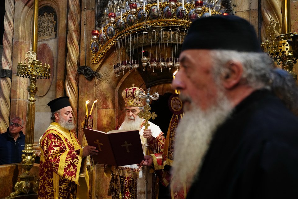 Ο Ελληνορθόδοξος Πατριάρχης Ιεροσολύμων Θεόφιλος στην Τελετή του Νιπτήρος στην Εκκλησία του Παναγίου Τάφου, Ιερουσαλήμ, Πέμπτη 9 Απριλίου 2026 (AP Photo/Mahmoud Illean)