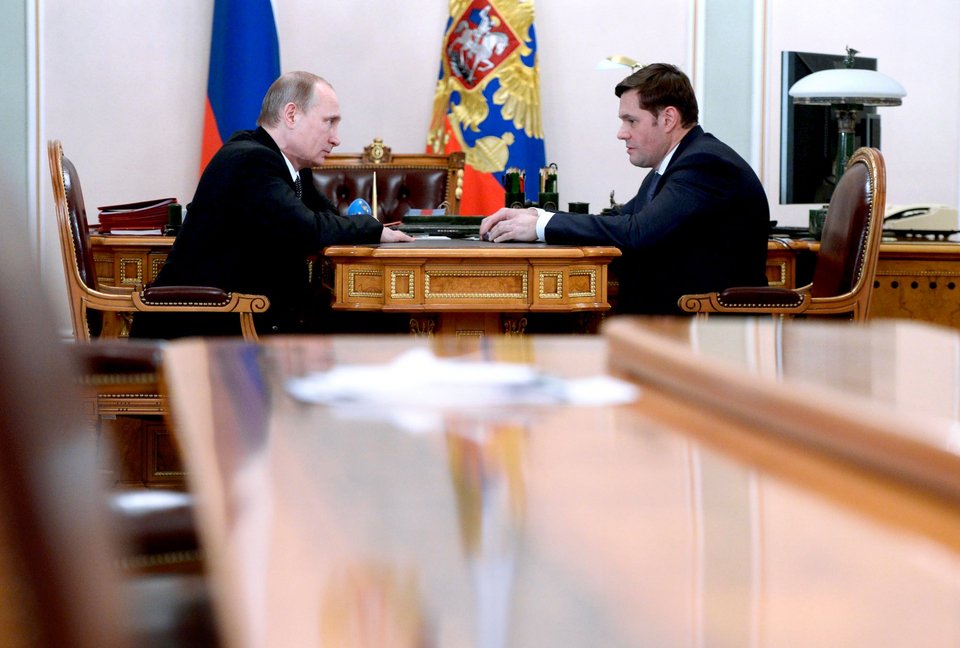 Ο Ρώσος Πρόεδρος Βλαντιμίρ Πούτιν με τον Διευθύνοντα Σύμβουλο της Severstal, Αλεξέι Μορντάσοφ – Φωτ. αρχείου (AP Photo/RIA-Novosti, Alexei Nikolsky, Προεδρική Υπηρεσία Τύπου)