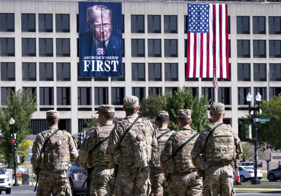 Αφίσα-πορτρέτο του Προέδρου Τραμπ «κοσμεί» το κτίριο του Υπουργείου Εργασίας στην Ουάσιγκτον / Φωτογραφία: AP, J. Scott Applewhite