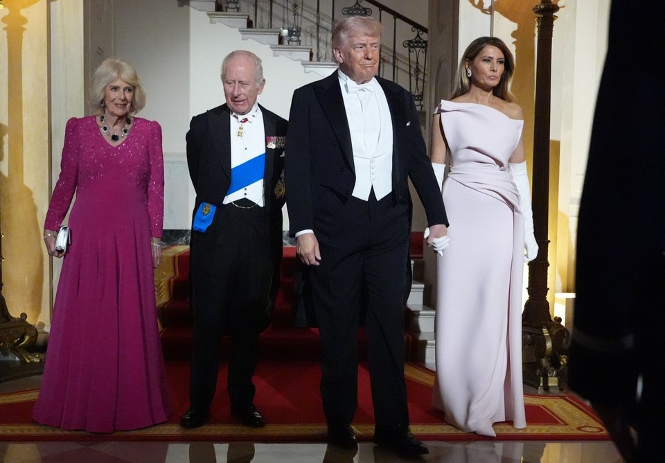 Ο πρόεδρος Ντόναλντ Τραμπ και η Πρώτη Κυρία Μελάνια Τραμπ με τον βασιλιά Κάρολο Γ΄ της Βρετανίας και τη βασίλισσα Καμίλα στο μεγάλο φουαγιέ του Λευκού Οίκου, 28 Απριλίου 2026 Ουάσιγκτον (AP Photo/Alex Brandon)