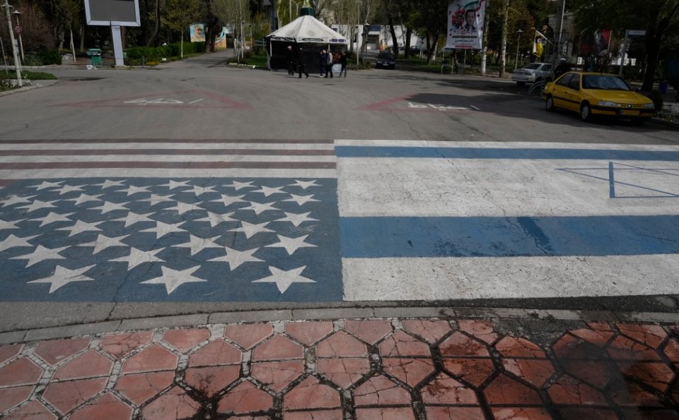 Σημαίες των ΗΠΑ και του Ισραήλ έχουν ζωγραφιστεί στο έδαφος μπροστά από την είσοδο του Πανεπιστημίου Επιστημών και Τεχνολογίας του Ιράν στην Τεχεράνη