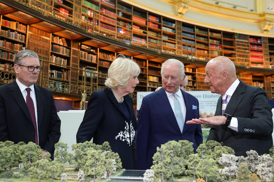 Ο πρωθυπουργός του Ηνωμένου Βασιελίου Κιρ Στάρμερ (αριστερά) παρακολουθεί την ενημέρωση του βασιλικού ζεύγους στο Βρετανικό Μουσείο  