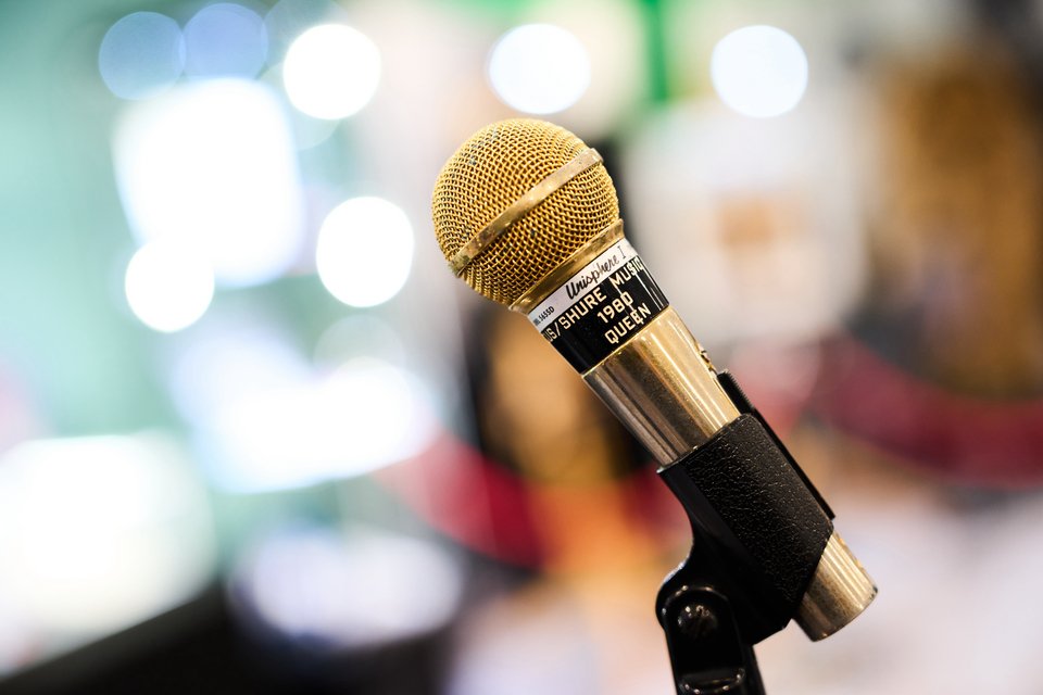 Το χρυσό μικρόφωνο με το οποίο έχει τραγουδήσει ο Φρέντι Μέρκιουρι