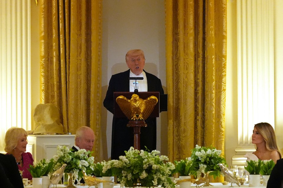 Στιγμιότυπα από την πρόποση του Ντόναλντ Τραμπ στους επίσημους προσκεκλημένους του, βασιλιά Κάρολο Γ'και βασίλισσα Καμίλα / Φωτογραφία: AP 