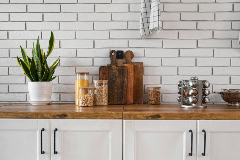 Οι πάγκοι της κουζίνας δεν είναι ο κατάλληλος χώρος για διακοσμητικά στοιχεία χωρίς λειτουργία / ISTOCK