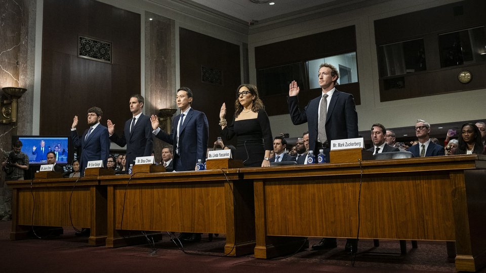 Η αγορά, υποτίθεται, θα διασφάλιζε τον ανταγωνισμό και άρα την πολυφωνία. Ωστόσο, όπως επισημαίνει ο Taplin, αυτή η υπόσχεση αποδείχθηκε αφελής. Αντί για αποκέντρωση, προέκυψε συγκέντρωση. Αντί για ανοιχτός δημόσιος χώρος, δημιουργήθηκε ένα σύστημα όπου λίγες εταιρείες ελέγχουν κάθε επίπεδο της ψηφιακής υποδομής / GETTY