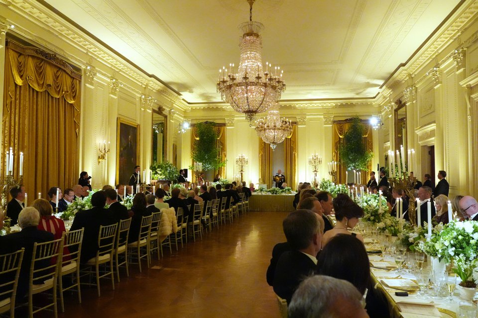 Στιγμιότυπο από την προσφώνηση του βασιλιά Καρόλου στο επίσημο δείπνο που παρέθεσε προς τιμήν του ο Ντόναλντ Τραμπ στον Λευκό Οίκο 