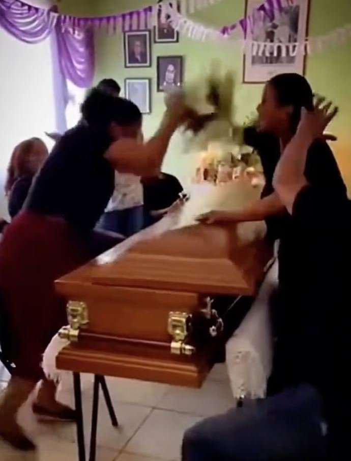 Η στιγμή που οι δύο γυναίκες ανακάλυψαν ότι είχαν τον ίδιο – νεκρό πλέον – εραστή