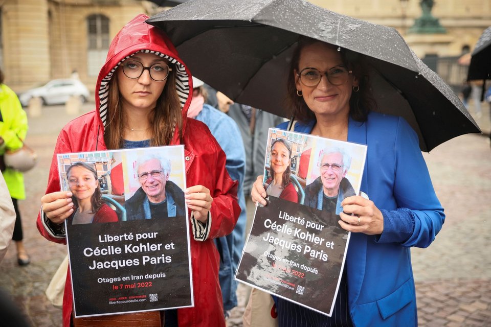  Υποστηρικτές των δύο Γάλλων υπηκόων, κρατουμένων στο Ιράν, ζητούν την απελευθέρωσή τους/ Φωτογραφία: AP 