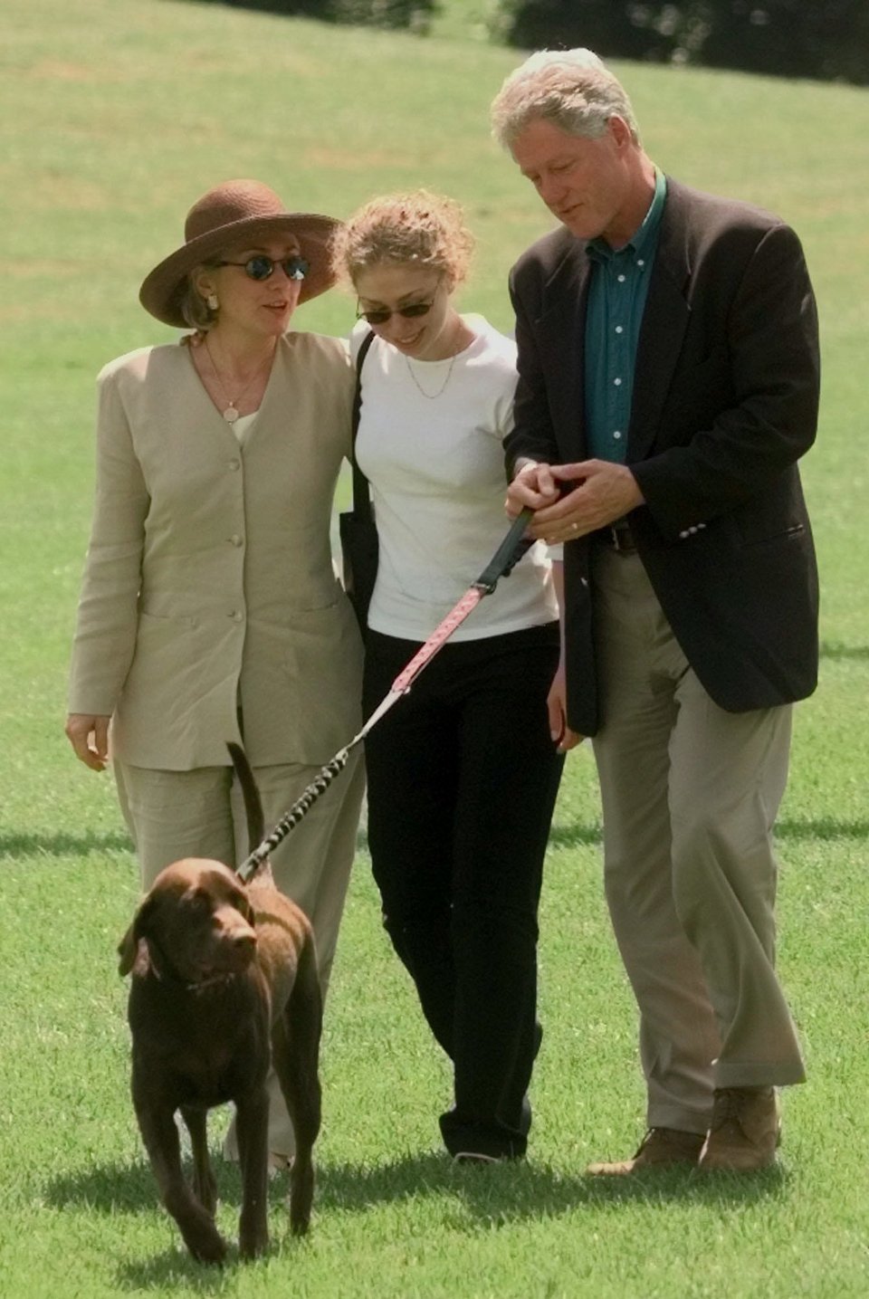 H Τσέλσι Κλίντον με τους γονείς της, Μπιλ και Χίλαρι Κλίντον, στον κήπο του Λευκού Οίκου τον Αύγουστο του 1998