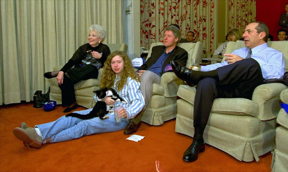 H Τσέλσι Κλίντον στα πόδια του πατέρα της, Μπιλ Κλίντον, στον Λευκό Οίκο το 1993