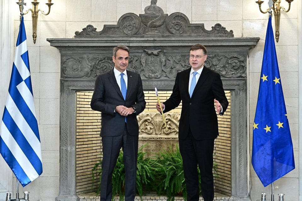 Στιγμιότυπο από την συνάντηση Μητσοτάκη - Ντομπρόβσκις στο Μέγαρο Μαξίμου / Eurokinissi