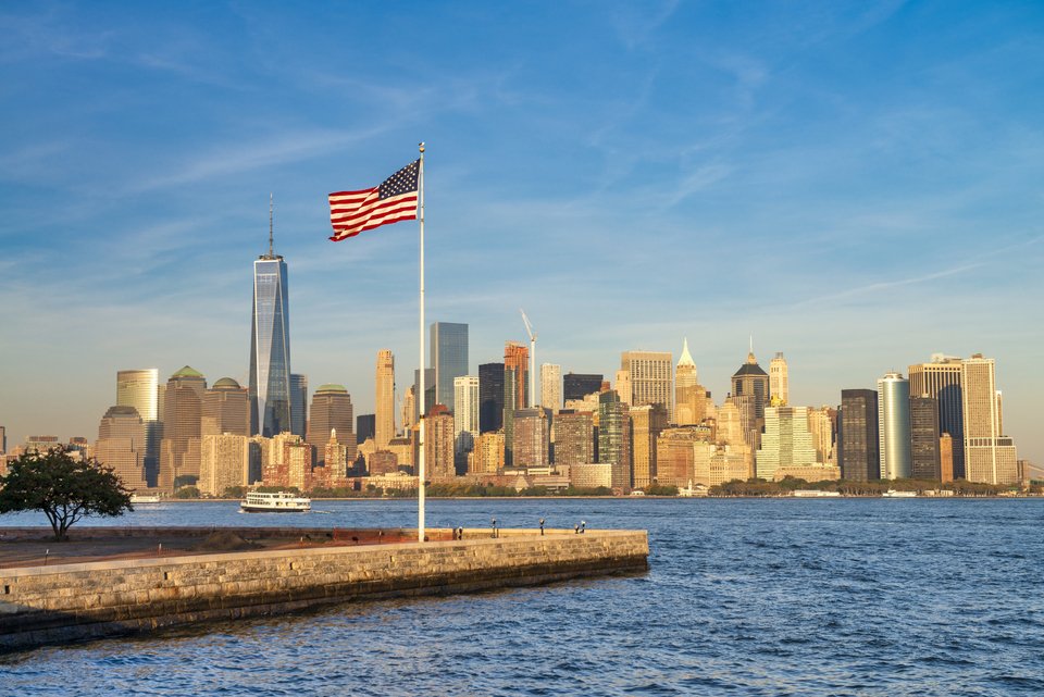 Ορίζοντας του κέντρου του Μανχάταν από το νησί Έλις – Νέα Υόρκη στο ηλιοβασίλεμα.